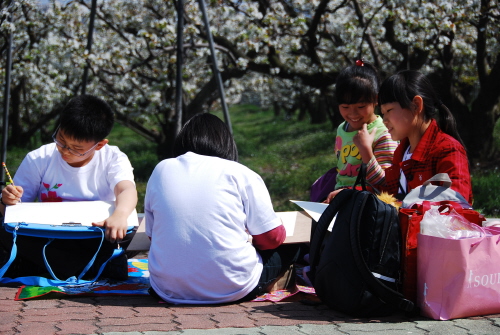 연기문화예술회관 주변에서 사생대회에 참여한 학생들의 모습