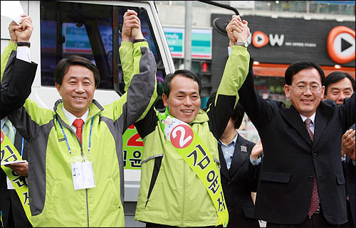 시흥시장 보궐선거에 김윤식 민주당 후보가 당선됐다. 사진은 지난 16일 조정식 민주당 의원 등과 함께 거리유세에 나서 유권자들에게 지지를 호소하고 있는 모습.