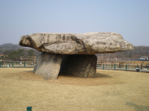 무려 50톤 정도되는 덮개돌을 굄돌 위에 얹은 탁자식 형태의 부근리 고인돌