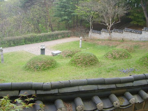1871년 신미양요 당시 어제연 장군 휘하에서 싸우다 전사한 51명의 병졸들이 합장된 7기의 무덤이다.