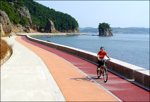 통영의 자전거 여행은 바다를 보며 달리는 행복한 길이다.