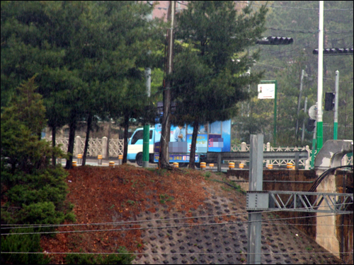  충남도 교육감 선거에 나선 한 후보자의 차량이 계룡시내를 운행하며 후보자의 공약을 호소하고 있다. 하지만, 시민들은 제대로 들을 수 없는 차량의 방송소리가 단지 소음처럼 들린다.
