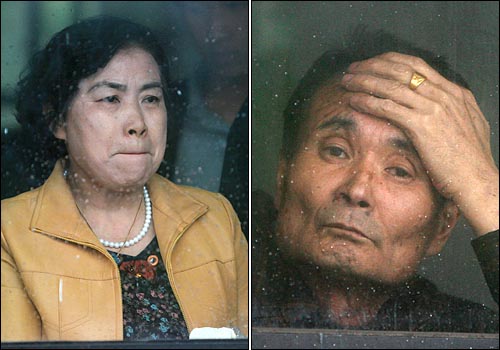  석방되는 아들을 맞이하기 위해 폭우가 쏟아지는 서울구치소앞에 도착한 박대성씨의 부모가 초조한 모습으로 아들의 석방을 기다리고 있다.