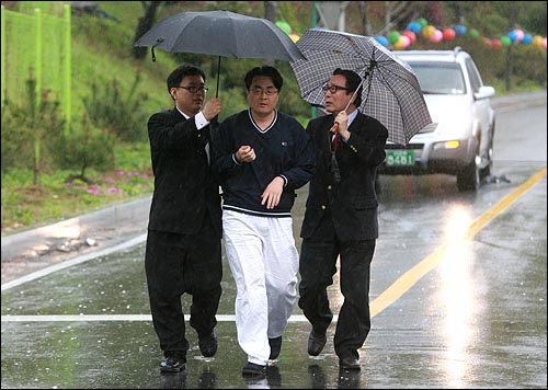 인터넷에 정부 정책과 관련한 허위 사실을 게재한 혐의(전기통신기본법 위반)로 구속 기소된 '미네르바' 박대성씨가 20일 오후 선고공판에서 무죄를 선고 받은 뒤 서울구치소에서 석방되고 있다.