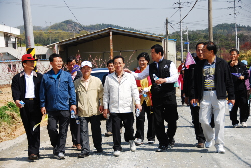 유한준 연기군수와 이순옥 보건소장, 강영수 원조회장등이 군민들과 함께 건강걷기대회에 참여하고 있다. 