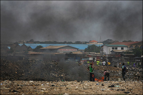 아프리카 가나의 수도 아크라. 전자폐기물을 태우는 검은 연기가 도시를 뒤덮고 있다.