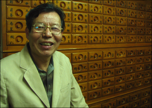 곽효무씨는 전주에서 '활인당한약국'을 운영하고 있다. 등 뒤에 보이는 약장 역시 30년이 넘었다고 한다