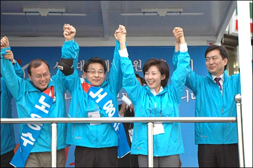 시흥시장으로 출마한 한나라당 노용수 후보(왼쪽 끝)   차명진, 나경원, 유정현 의원(왼쪽부터)들이 지원 유세에 참여했다. 