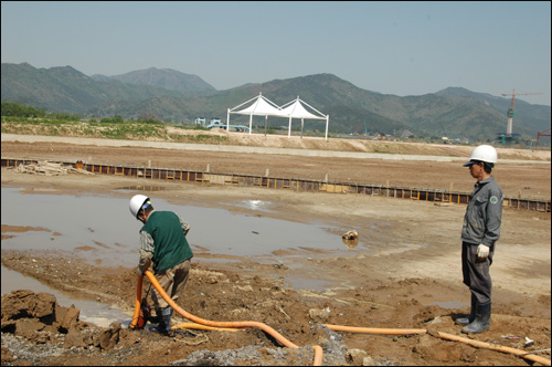 '낙동강 화명지구 하천환경 정비사업'에 투입된 일용 인부들이 22일 작업하고 있다.