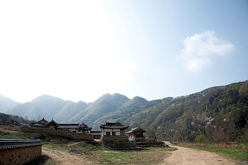 도산면 가송리 올미재 기슭 너른 터에 농암종택이 자리하고 있다. 