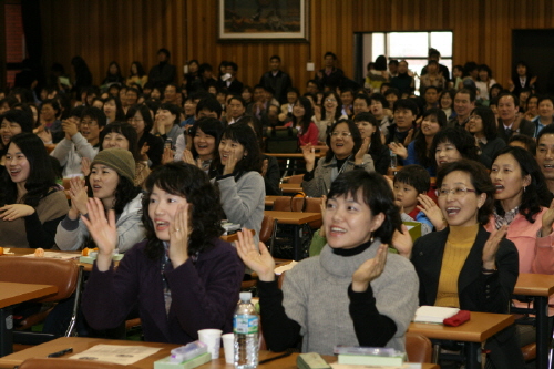 지난해 경남참교육실천대회에 참가한 선생님들이 익살스런 공연을 보며 환한 박수를 보내고 있다.