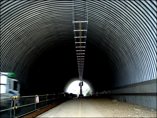 터널 내부 공사도 벌이고 있다.