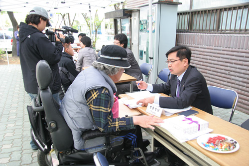 국가인권위원회가 23일 오후 1시부터 5시까지 인천 부평구 갈산2동 갈산종합복지관 앞에서 장애인들에게 인권상담을 진행했다.
