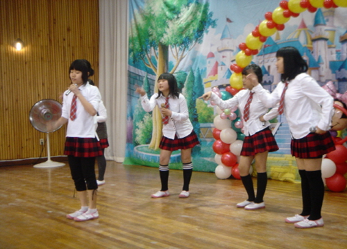 교내학예회에서 멋진 춤 솜씨를 발휘하고 있는 부곡초등학교 6학년 여학생들예쁜 몸짓

