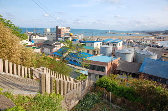 공원 앞에서 바라본 구룡포 바닷가의 풍경.