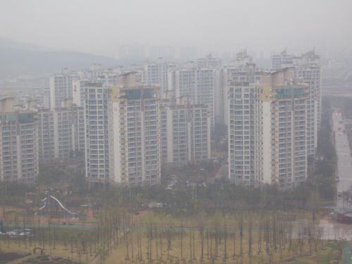 송도의 고층아파트 송도 경제자유무역지구에 고층 아파트들이 들어섰다.