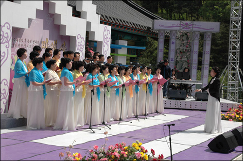 25일 오후 함안 마애사 산사음악회에서 노래를 부르는 불국사 합창단.