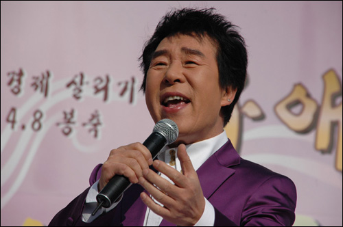 25일 오후 함안 마애사 산사음악회에서 노래를 부르는 송대관씨.