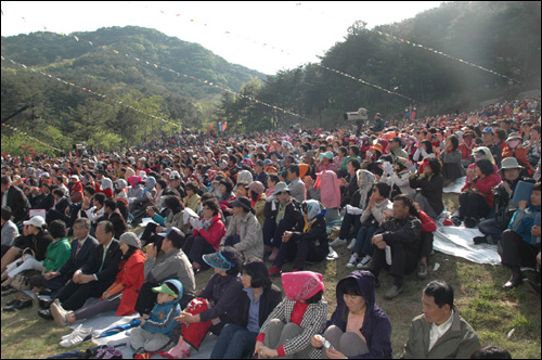 25일 오후 함안 마애사에서 열린 산사음악회에는 주최측 추산 5000여명이 몰려 들었다.