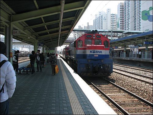춘천 가는 기차가 성북역 승강장에 진입하고 있다.