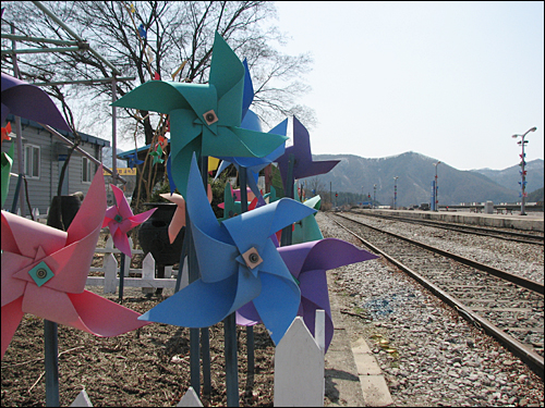 김유정역 구석구석에 돌아가는 바람개비가 간이역의 정취를 더해준다.