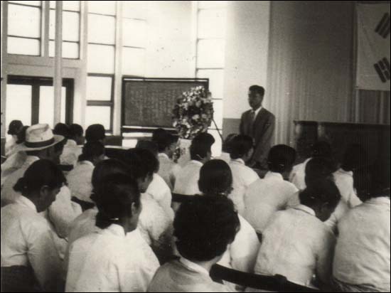 1960년 6월 12일 마산상공회의소 회의실에서 열린 마산지구양민학살유족회 결성식. 앞에 서 있는 사람이 노현섭씨.