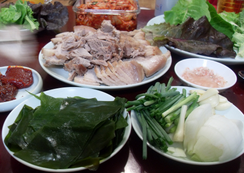 다시마쌈에 김치,채소를 곁들인 맛궁합도 좋다.