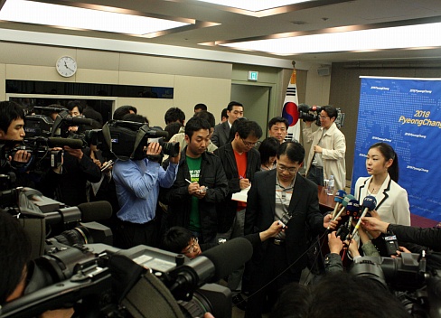  김연아 선수는 별도 방송 기자들과 인터뷰를 했다. 