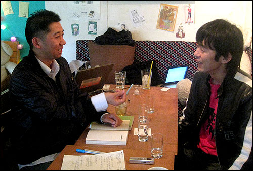 28일 오후 서울 홍대 근처의 한 카페에서 일본의 '백수운동가'이자 <가난뱅이의 역습> 저자인 마쓰모토 하지메(34·오른쪽)와 주덕한 전국백수연대 대표의 대담이 진행되고 있다.