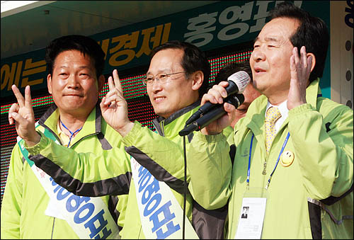 4·29 재보선을 하루 앞두고 민주당 정세균 대표와 송영길 의원이 4월 28일 부평 GM대우 앞에서 홍영표 후보 지지를 당부하고 있다. 
