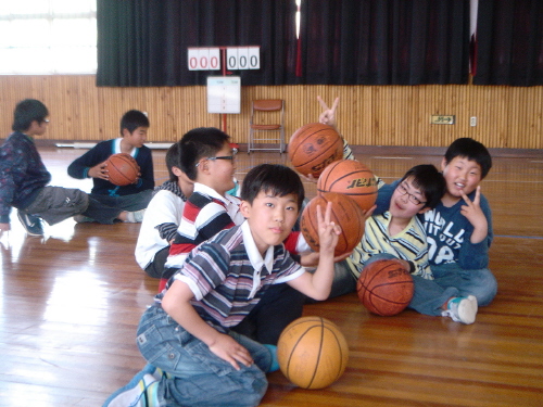 농구가 즐거운 아이들, 그 환한 웃음이 천진난만하다.