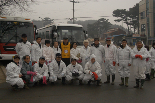 한국문인협회 소속 문인들은 2008년 1월 7일 만리포 해변에서 기름 제거작업을 벌였다. 작업 전에 찍은 사진인데, 일부는 이미 해변 작업장으로 나아갔다. 