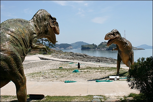 사도를 지키는 공룡 티라노사우르스. 조형물이지만 공룡의 섬에 들어서는 기분이다.