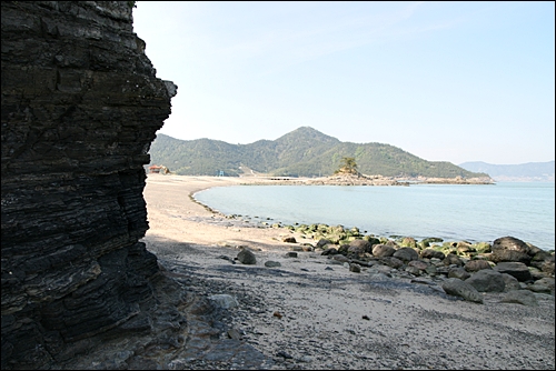 사도 마을앞 해변. 조용한 바닷가 자그락 거리는 돌들을 밟으며 걸으면 기분이 좋다.