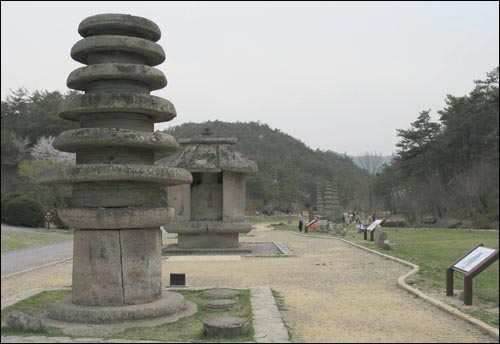  운주사 석탑들. 소박하고 정겨운 풍경이다.