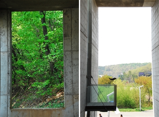 사각으로 뚫린 창으로 보이는 자연이 200호짜리 그림이 됩니다.

