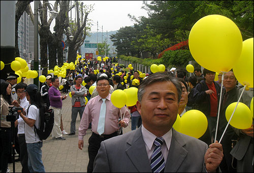 30일 대검찰청 앞에서 노무현 전 대통령 지지자들이 풍선을 들고 지지 시위를 벌이고 있다.