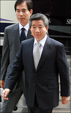 노무현 전 대통령이 2009년 4월 30일 오후 특정범죄가중처벌법상 뇌물 혐의 피의자 신분으로 대검찰청에 출두하고 있다. 
