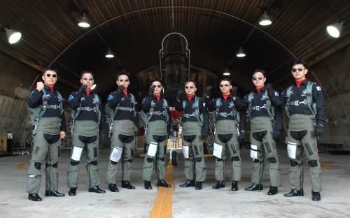 현재 공군 제1 전투비행단에서 맹훈련중인 블랙이글스 팀원들. 이들은 T-50 의 성능과 비행특성에 적응하는 '기종전환 훈련', 고난도 특수비행을 자유자재로 구사하기 위한 '특수비행자격 부여 훈련'을 마쳤다.