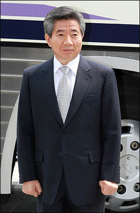 노무현 전 대통령이 2009년 4월 30일 오후 특정범죄가중처벌법상 뇌물 혐의 피의자 신분으로 대검찰청에 출두하고 있다.
