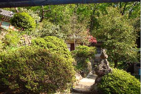 부용산 용연사의 정원