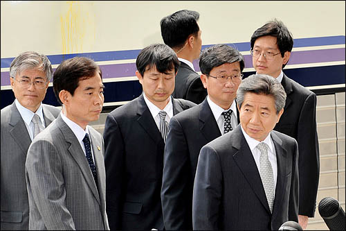 2009년 4월 30일 오후 서울 서초구 대검찰청에 도착한 노무현 전 대통령의 뒤편 리무진버스에 보수단체 회원들이 던진 계란세례 자국이 남아 있다.