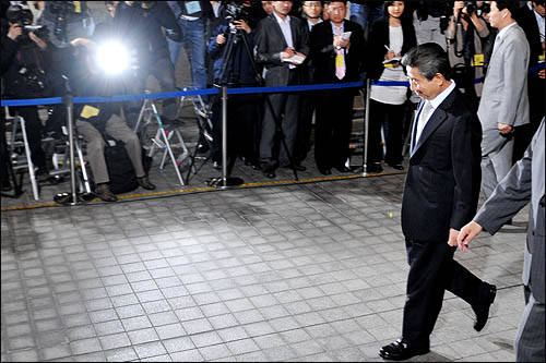 고 노무현 전 대통령이 지난 5월 1일 새벽 강도 높은 검찰 소환 조사를 마친 뒤 서울 서초동 대검찰청을 빠져나가고 있다.