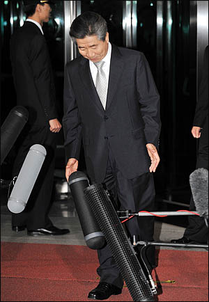 2009년 5월 1일 새벽, 노무현 전 대통령이 검찰 소환 조사를 마친 뒤 서울 서초동 대검찰청을 나서고 있다.