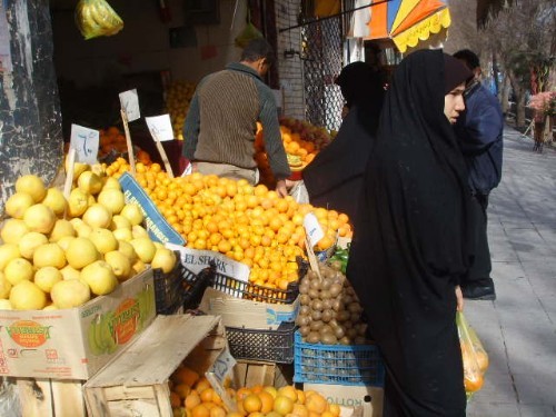 이란의 과일 가게. 과일가게서 감자, 양파 등 채소도 팔았다.