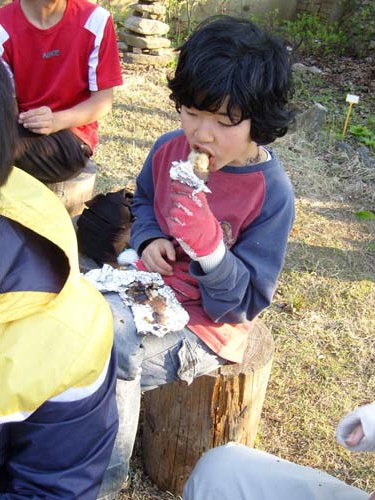  이리 맛있는 군감자는 처음이라며 먹고 또 먹어댑니다. 청소년 시절 좋은 '추억거리'가 될거라며 즐거워하고 있다.