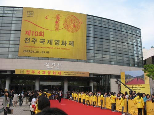  올해로 열 돐을 맞는 전주국제영화제가 30일 오후 7시 전주 '한국소리문화의 전당'에서 배우 김태우와 이태란의 사회로 개막하였다.

