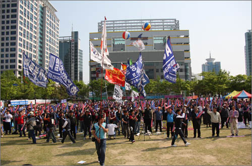 '119주년 세계노동절기념대회 대전지역조직위원회'는 1일 오후 대전시청 잔디광장에서 '빈곤, 실업, 비정규 없는 평등대전 실현, 민생살리기 대회'를 개최했다.

