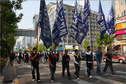 '빈곤, 실업, 비정규 없는 평등대전 실현, 민생살리기 대회' 참가자 1000여명이 거리행진을 벌이고 있다.