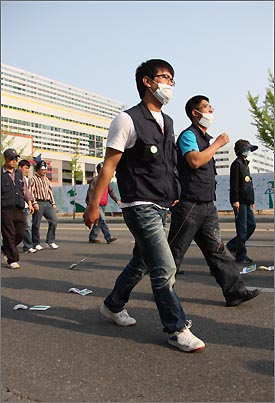 '빈곤, 실업, 비정규 없는 평등대전 실현, 민생살리기 대회' 참가자들이 거리행진을 벌이고 있다. 마우스를 끌고 가는 노동자.